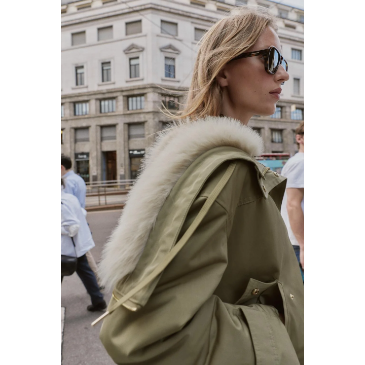 КОРОТКАЯ ПАРКА С КАПЮШОНОМ И ОТДЕЛКОЙ ПОД МЕХ