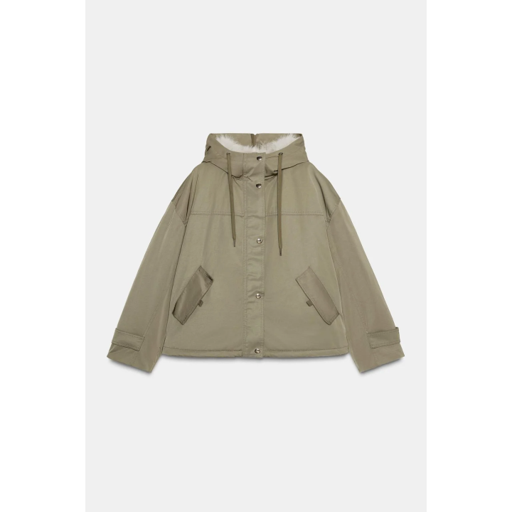 КОРОТКАЯ ПАРКА С КАПЮШОНОМ И ОТДЕЛКОЙ ПОД МЕХ