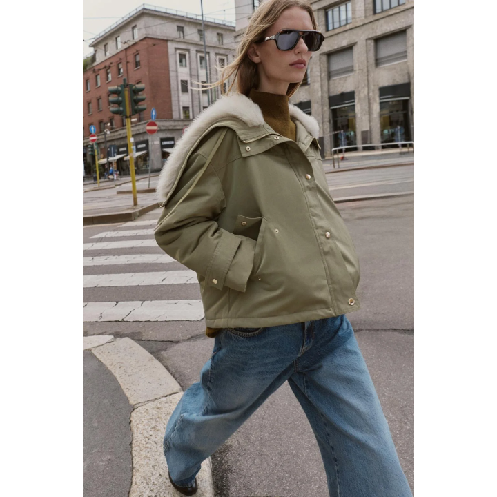 КОРОТКАЯ ПАРКА С КАПЮШОНОМ И ОТДЕЛКОЙ ПОД МЕХ