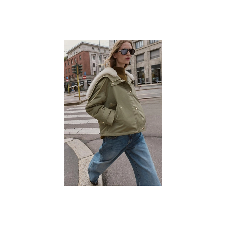 КОРОТКАЯ ПАРКА С КАПЮШОНОМ И ОТДЕЛКОЙ ПОД МЕХ