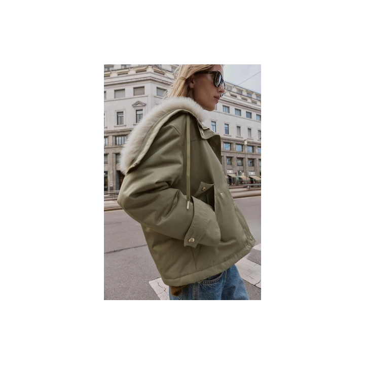 КОРОТКАЯ ПАРКА С КАПЮШОНОМ И ОТДЕЛКОЙ ПОД МЕХ