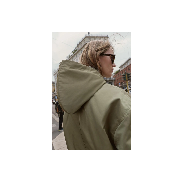 КОРОТКАЯ ПАРКА С КАПЮШОНОМ И ОТДЕЛКОЙ ПОД МЕХ