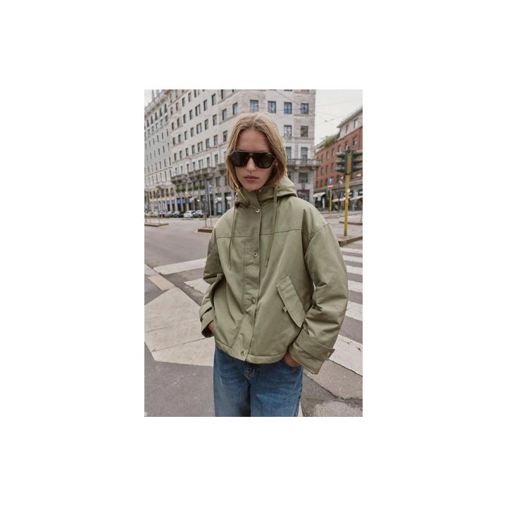 КОРОТКАЯ ПАРКА С КАПЮШОНОМ И ОТДЕЛКОЙ ПОД МЕХ