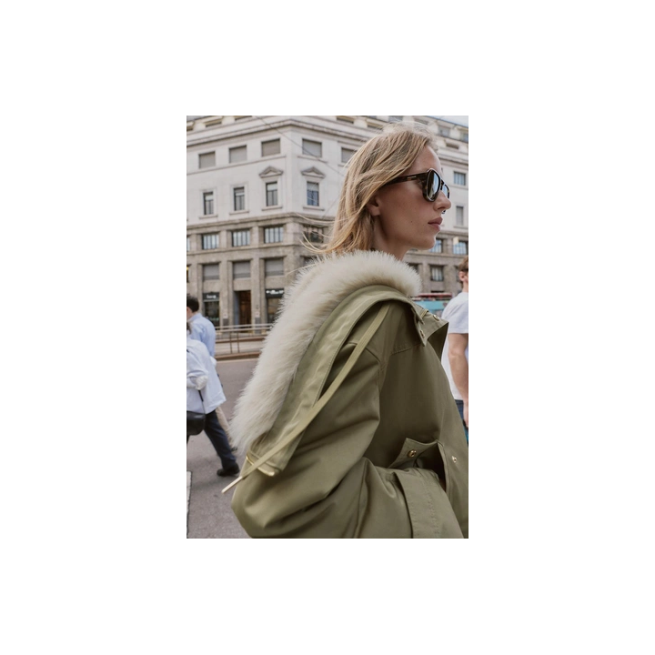 КОРОТКАЯ ПАРКА С КАПЮШОНОМ И ОТДЕЛКОЙ ПОД МЕХ