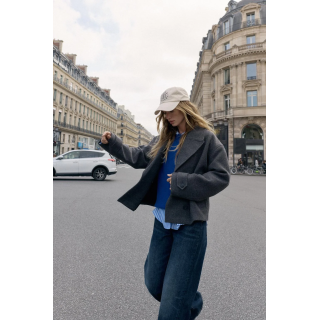 КОРОТКОЕ ДВУБОРТНОЕ ПАЛЬТО ИЗ МЯГКОЙ ТКАНИ