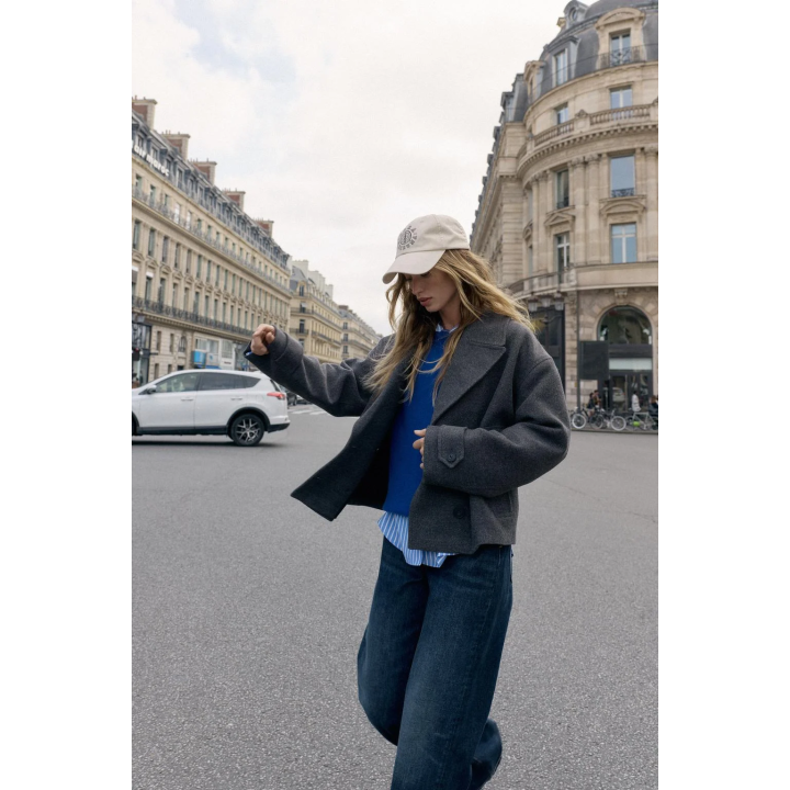 КОРОТКОЕ ДВУБОРТНОЕ ПАЛЬТО ИЗ МЯГКОЙ ТКАНИ