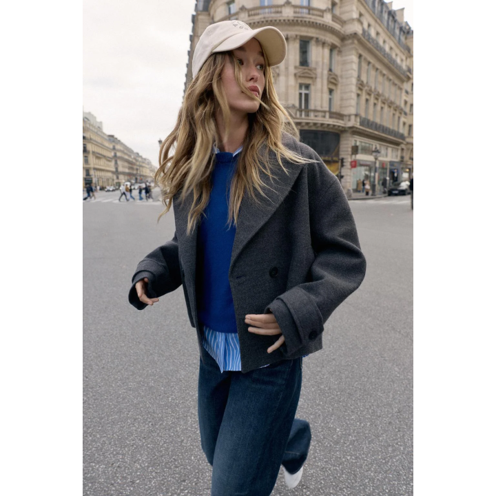 КОРОТКОЕ ДВУБОРТНОЕ ПАЛЬТО ИЗ МЯГКОЙ ТКАНИ