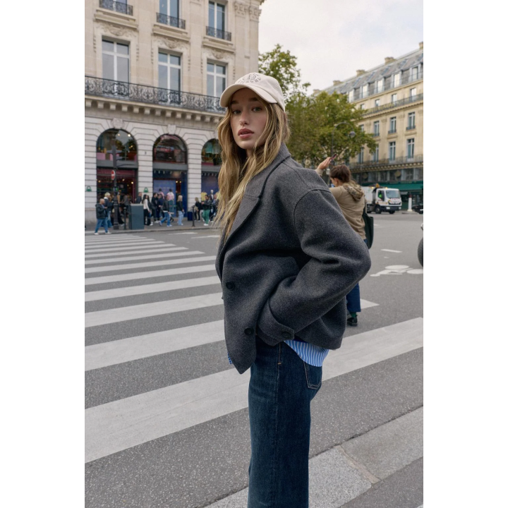 КОРОТКОЕ ДВУБОРТНОЕ ПАЛЬТО ИЗ МЯГКОЙ ТКАНИ