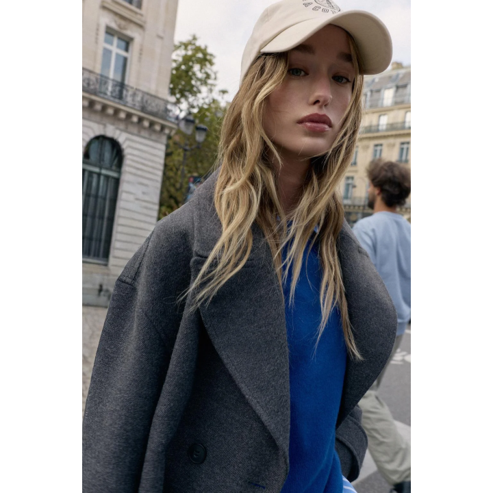 КОРОТКОЕ ДВУБОРТНОЕ ПАЛЬТО ИЗ МЯГКОЙ ТКАНИ