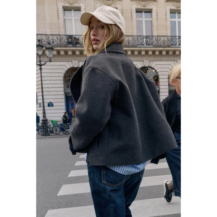 КОРОТКОЕ ДВУБОРТНОЕ ПАЛЬТО ИЗ МЯГКОЙ ТКАНИ