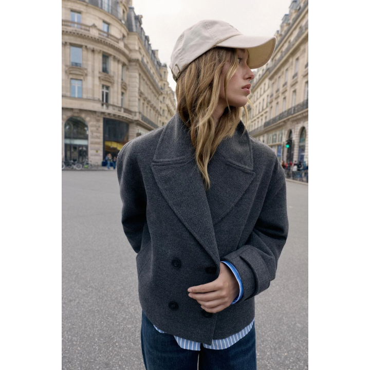 КОРОТКОЕ ДВУБОРТНОЕ ПАЛЬТО ИЗ МЯГКОЙ ТКАНИ