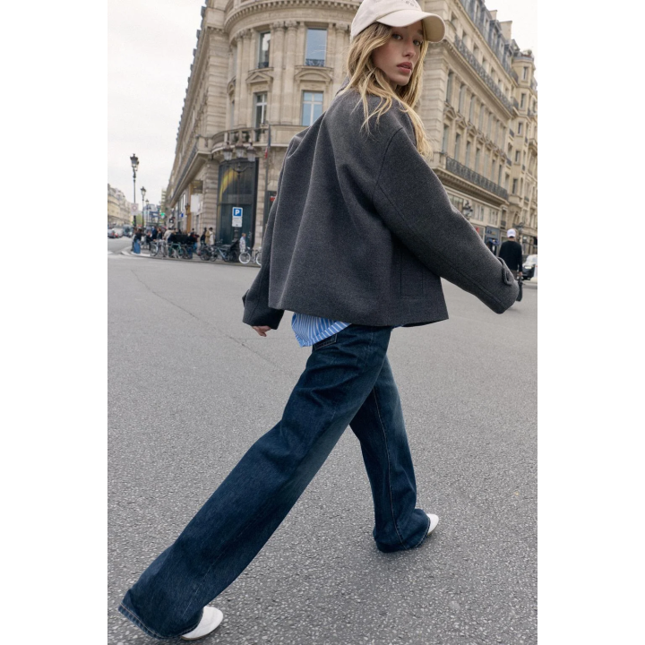 КОРОТКОЕ ДВУБОРТНОЕ ПАЛЬТО ИЗ МЯГКОЙ ТКАНИ