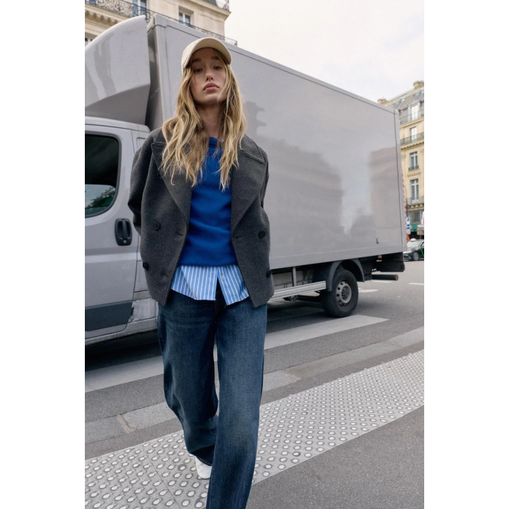 КОРОТКОЕ ДВУБОРТНОЕ ПАЛЬТО ИЗ МЯГКОЙ ТКАНИ