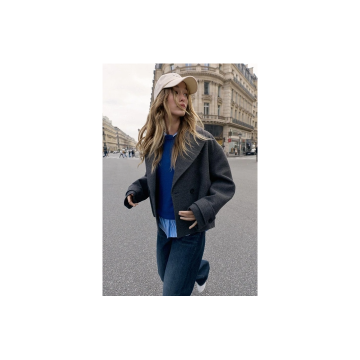 КОРОТКОЕ ДВУБОРТНОЕ ПАЛЬТО ИЗ МЯГКОЙ ТКАНИ