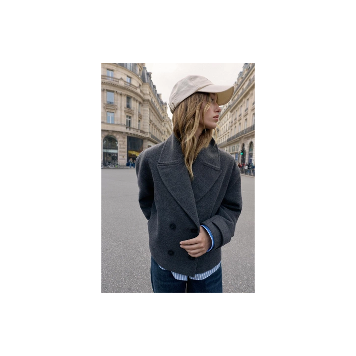 КОРОТКОЕ ДВУБОРТНОЕ ПАЛЬТО ИЗ МЯГКОЙ ТКАНИ