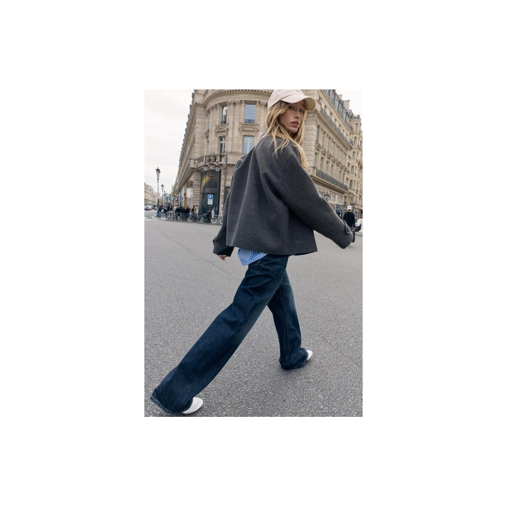 КОРОТКОЕ ДВУБОРТНОЕ ПАЛЬТО ИЗ МЯГКОЙ ТКАНИ