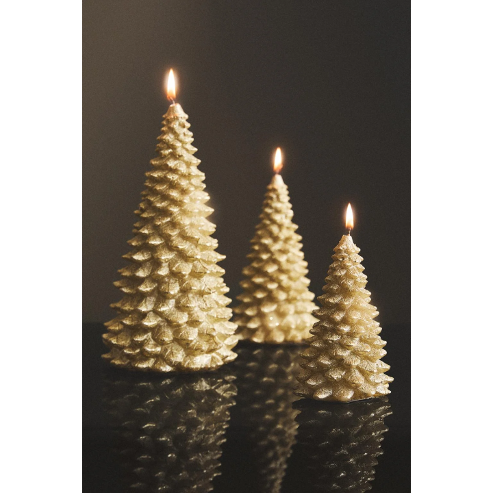 Рождественская свеча в форме золотой елки с блестками