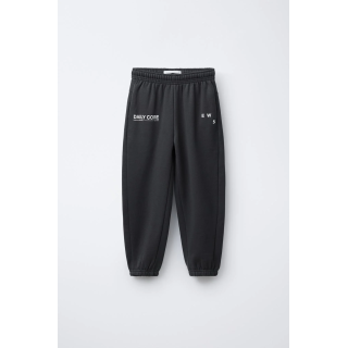 БРЮКИ-ДЖОГГЕРЫ С ТЕКСТОВЫМ ПРИНТОМ