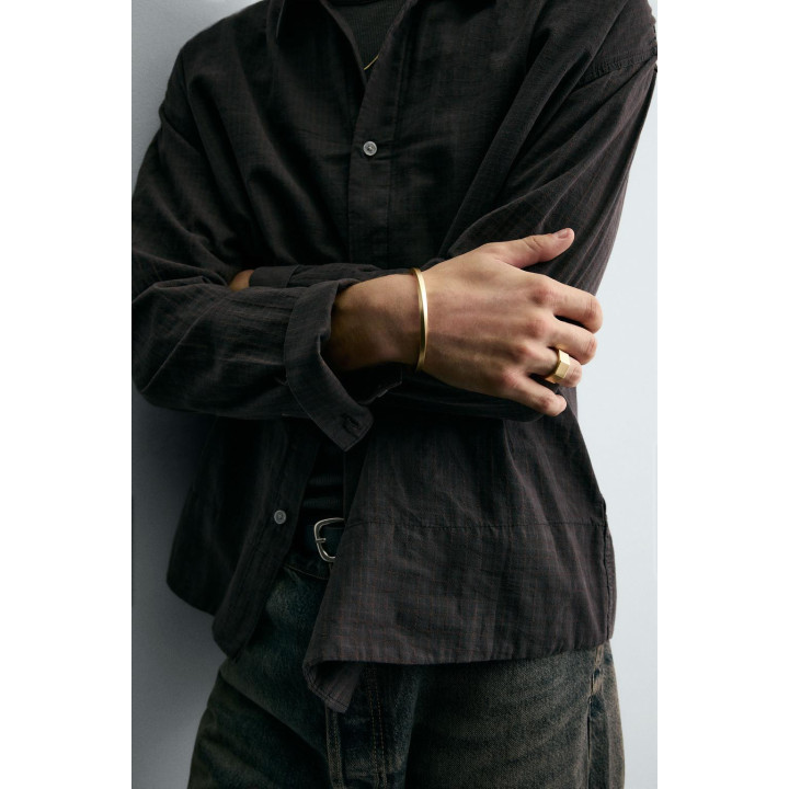 Кольцо с геометрическим узором камня