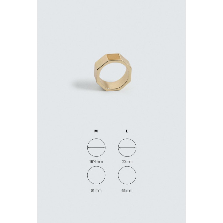 Кольцо с геометрическим узором камня