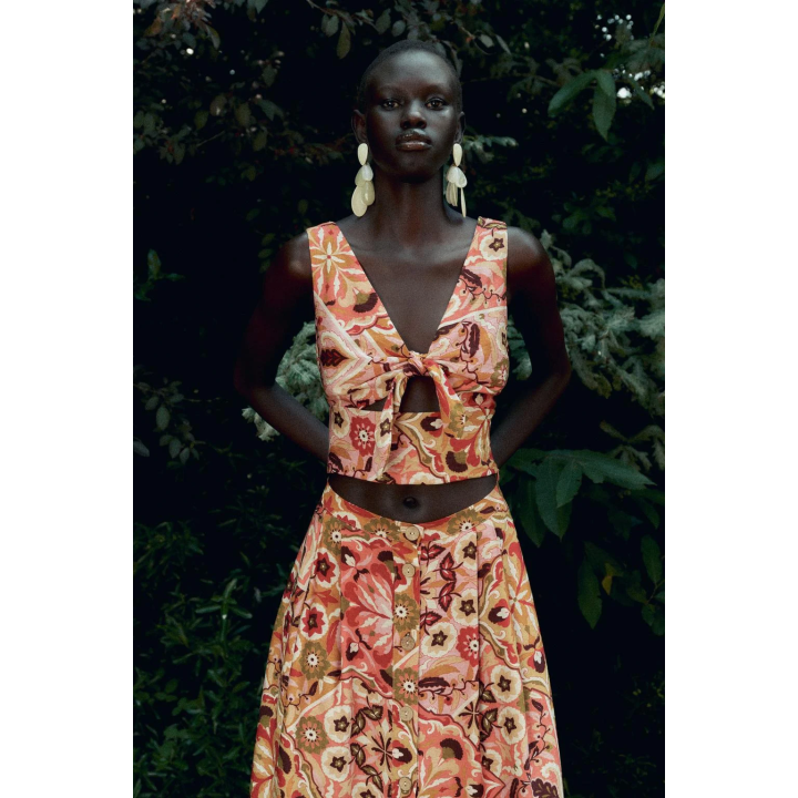 УКОРОЧЕННЫЙ ТОП В СТИЛЕ РУСТИК С ПРИНТОМ И УЗЛОМ