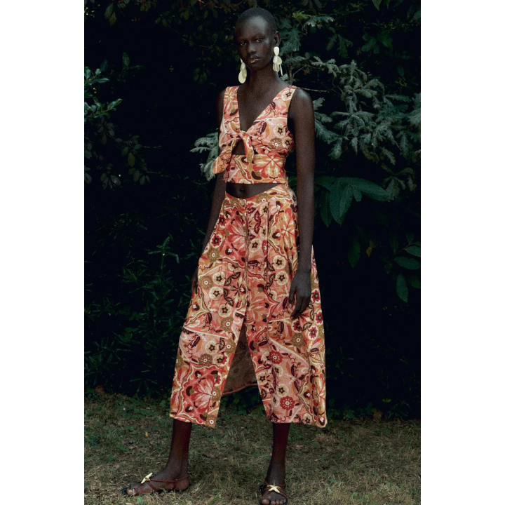 УКОРОЧЕННЫЙ ТОП В СТИЛЕ РУСТИК С ПРИНТОМ И УЗЛОМ