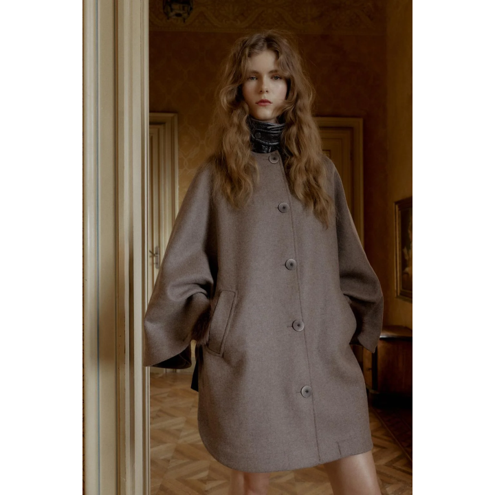 ПАЛЬТО-НАКИДКА ИЗ ШЕРСТИ С КОНТРАСТНЫМ ВОРОТНИКОМ