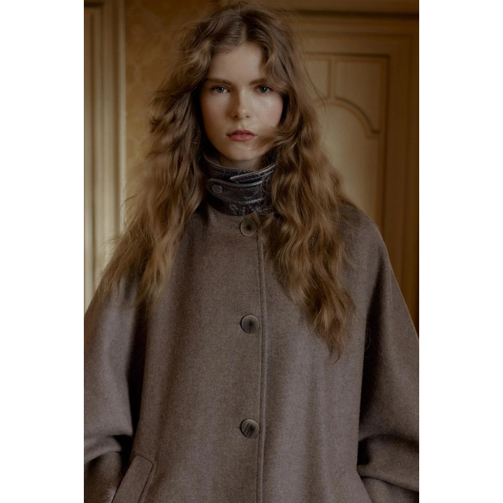 ПАЛЬТО-НАКИДКА ИЗ ШЕРСТИ С КОНТРАСТНЫМ ВОРОТНИКОМ