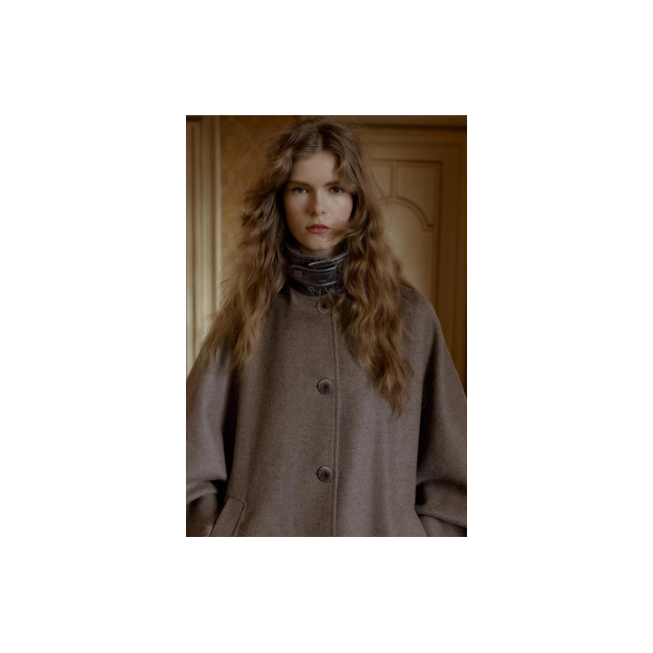 ПАЛЬТО-НАКИДКА ИЗ ШЕРСТИ С КОНТРАСТНЫМ ВОРОТНИКОМ