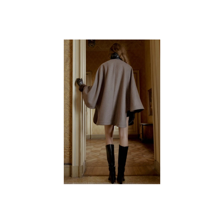 ПАЛЬТО-НАКИДКА ИЗ ШЕРСТИ С КОНТРАСТНЫМ ВОРОТНИКОМ