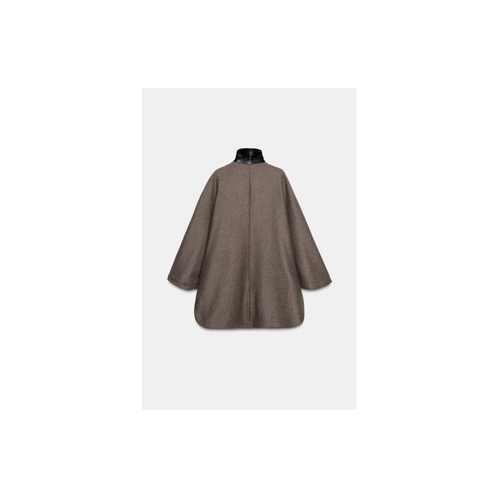 ПАЛЬТО-НАКИДКА ИЗ ШЕРСТИ С КОНТРАСТНЫМ ВОРОТНИКОМ