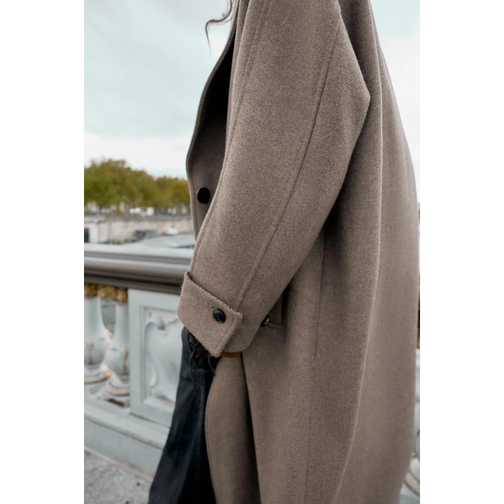 ПАЛЬТО ОВЕРСАЙЗ С ШЕРСТЬЮ И КОНТРАСТНЫМИ МАНЖЕТАМИ