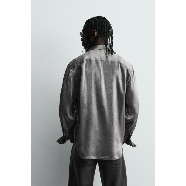 СВЕРКАЮЩАЯ РУБАШКА СТРУЯЩЕГОСЯ ПОКРОЯ