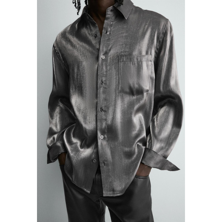 СВЕРКАЮЩАЯ РУБАШКА СТРУЯЩЕГОСЯ ПОКРОЯ