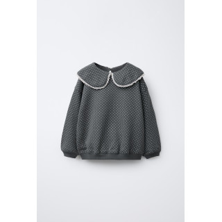 ТОЛСТОВКА С ПРИНТОМ, ОТЛОЖНЫМ ВОРОТНИКОМ И КРУЖЕВОМ