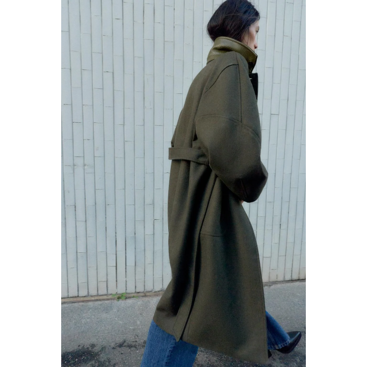 ПАЛЬТО ИЗ ШЕРСТИ С КОНТРАСТНЫМ ВОРОТНИКОМ И РУКАВАМИ «ШАР»