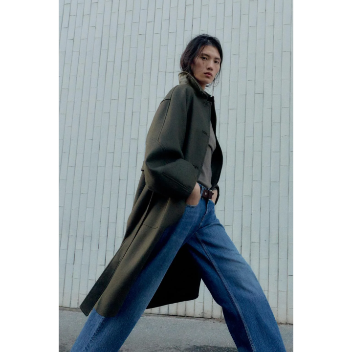 ПАЛЬТО ИЗ ШЕРСТИ С КОНТРАСТНЫМ ВОРОТНИКОМ И РУКАВАМИ «ШАР»