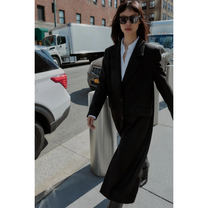 ДЛИННОЕ ПАЛЬТО С ПОДПЛЕЧНИКАМИ