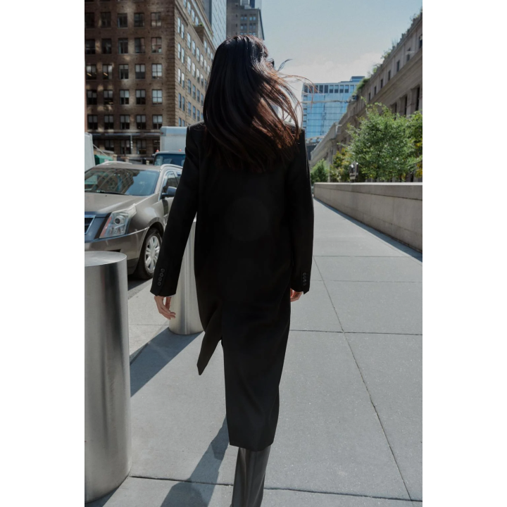 ДЛИННОЕ ПАЛЬТО С ПОДПЛЕЧНИКАМИ