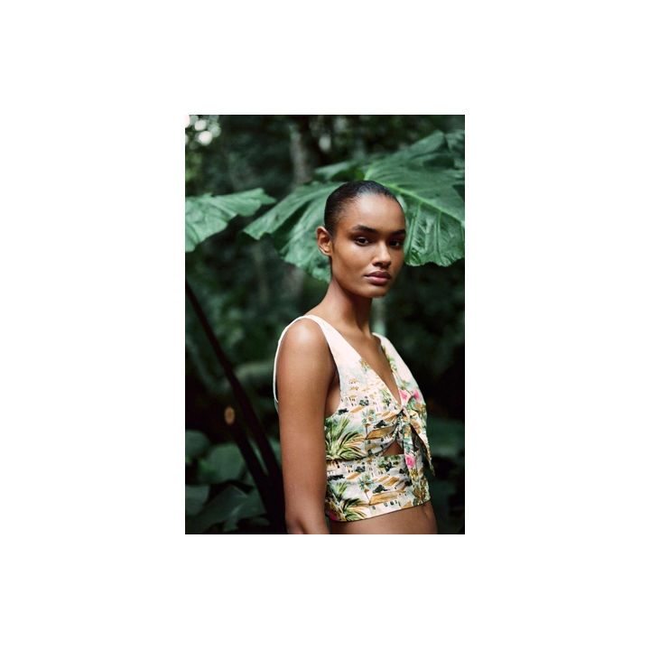 КОРОТКИЙ ТОП С ПРИНТОМ И УЗЛОМ