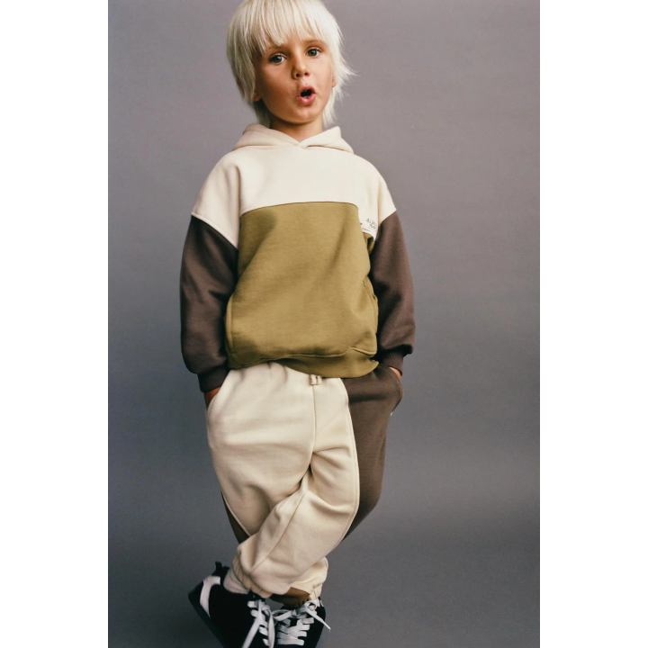 ТОЛСТОВКА В СТИЛЕ COLOR BLOCK С ЭТИКЕТКОЙ