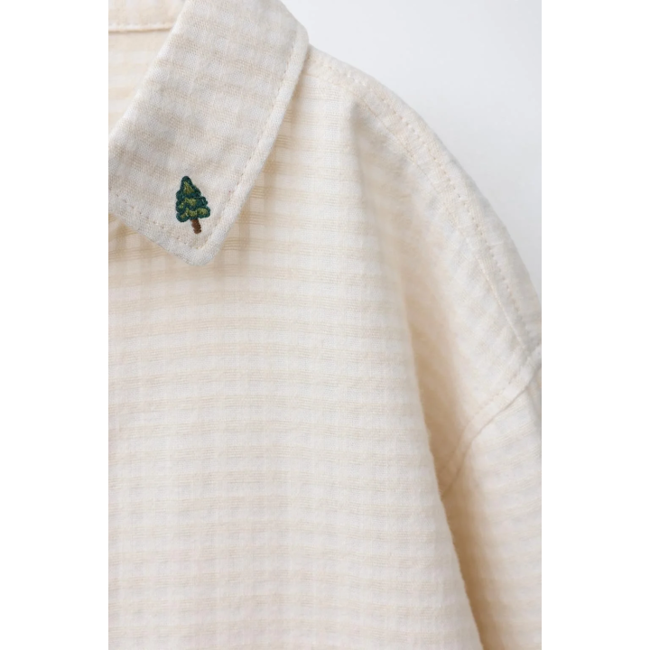 Рубашка с текстурой и вышитыми деревьями