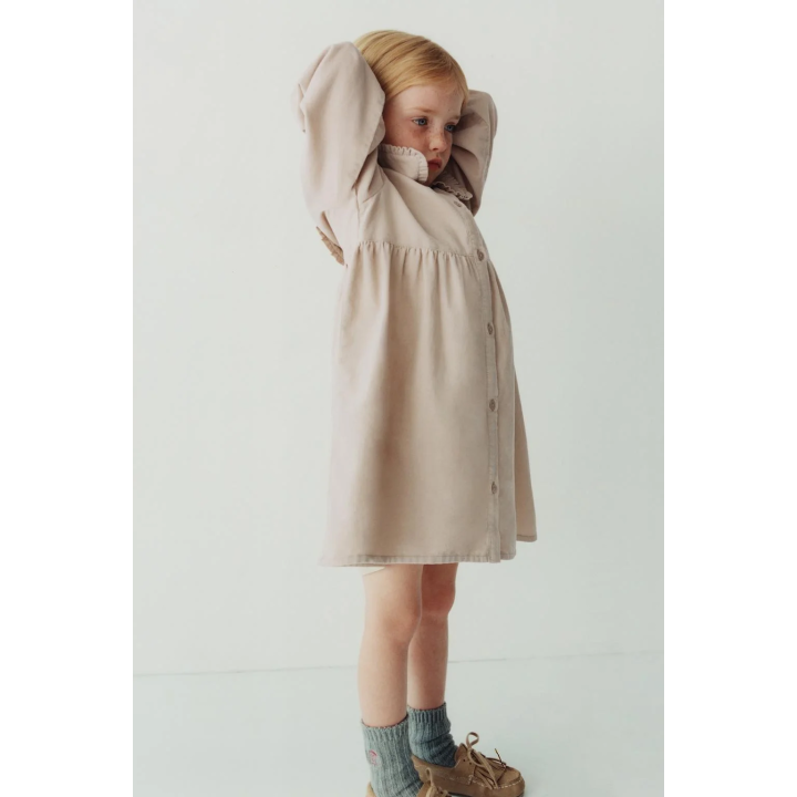 ВЕЛЬВЕТОВОЕ ПЛАТЬЕ С ВЫШИВКОЙ В ВИДЕ ЦВЕТОВ