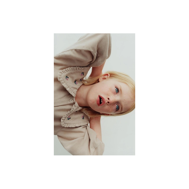 ВЕЛЬВЕТОВОЕ ПЛАТЬЕ С ВЫШИВКОЙ В ВИДЕ ЦВЕТОВ