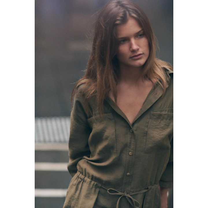 КОРОТКОЕ ПЛАТЬЕ-РУБАШКА ИЗ СТРУЯЩЕЙСЯ ТКАНИ