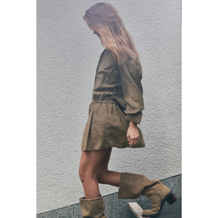 КОРОТКОЕ ПЛАТЬЕ-РУБАШКА ИЗ СТРУЯЩЕЙСЯ ТКАНИ