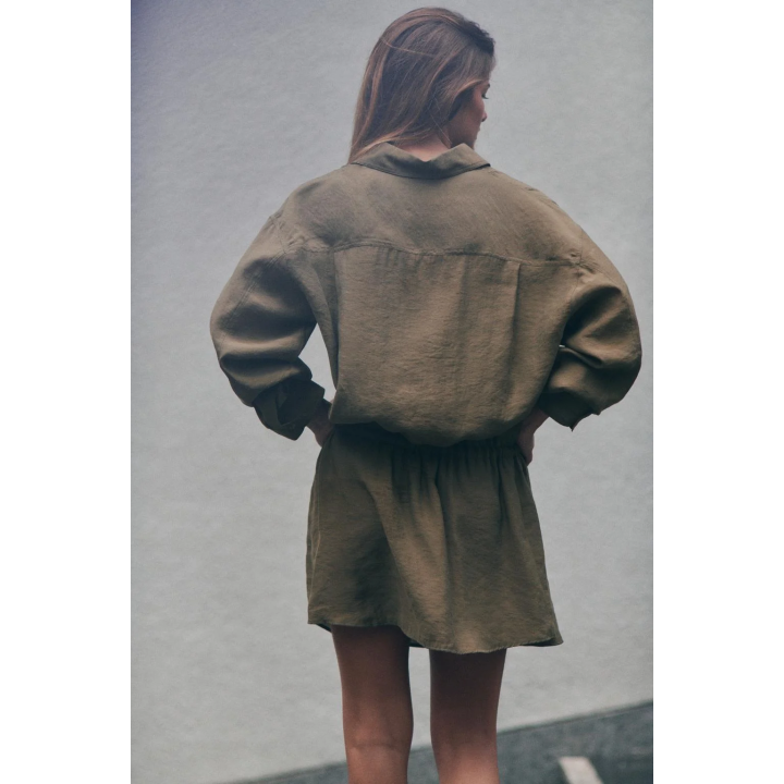 КОРОТКОЕ ПЛАТЬЕ-РУБАШКА ИЗ СТРУЯЩЕЙСЯ ТКАНИ