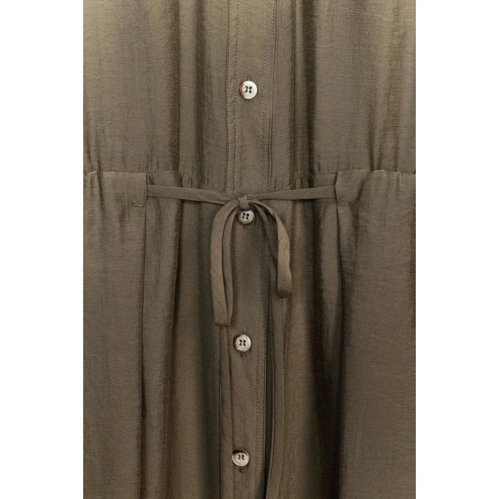 КОРОТКОЕ ПЛАТЬЕ-РУБАШКА ИЗ СТРУЯЩЕЙСЯ ТКАНИ