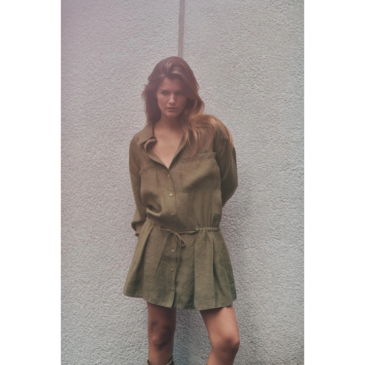 КОРОТКОЕ ПЛАТЬЕ-РУБАШКА ИЗ СТРУЯЩЕЙСЯ ТКАНИ