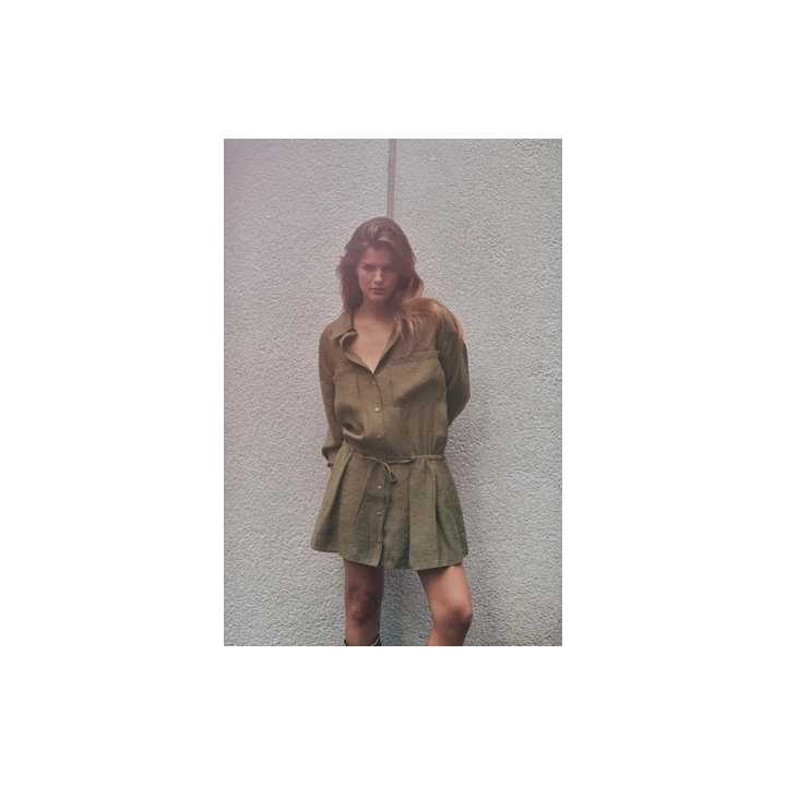 КОРОТКОЕ ПЛАТЬЕ-РУБАШКА ИЗ СТРУЯЩЕЙСЯ ТКАНИ